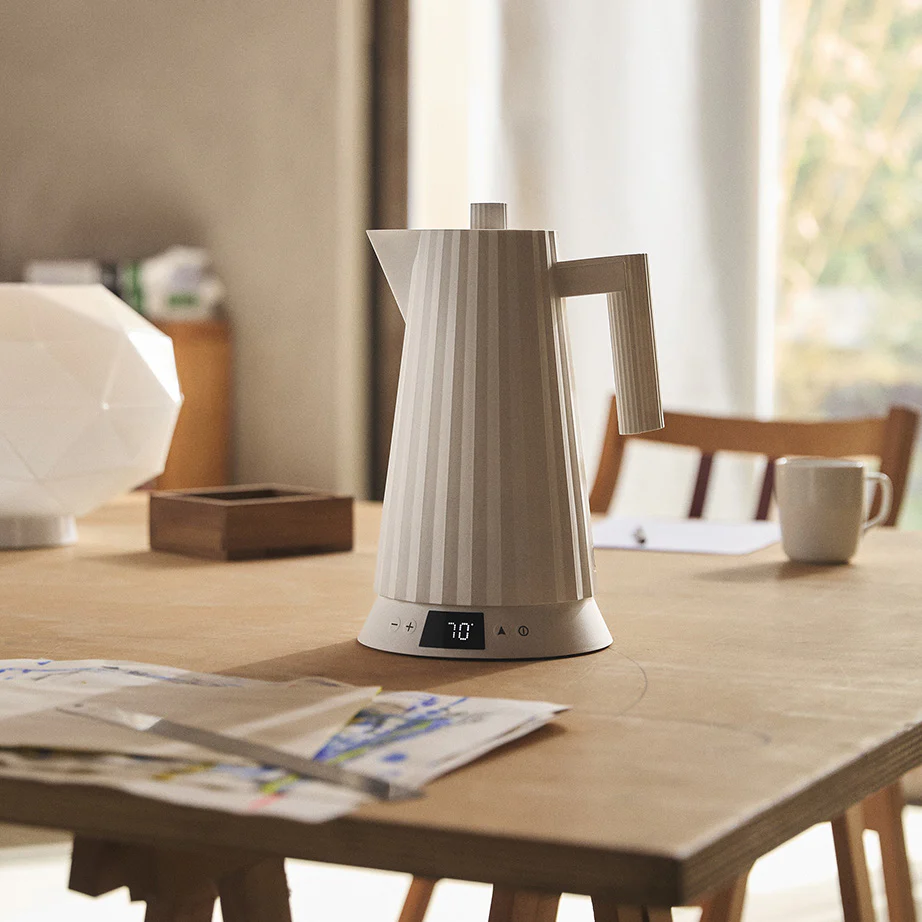 Plissé Electric Kettle with Temperature Control - Image 2